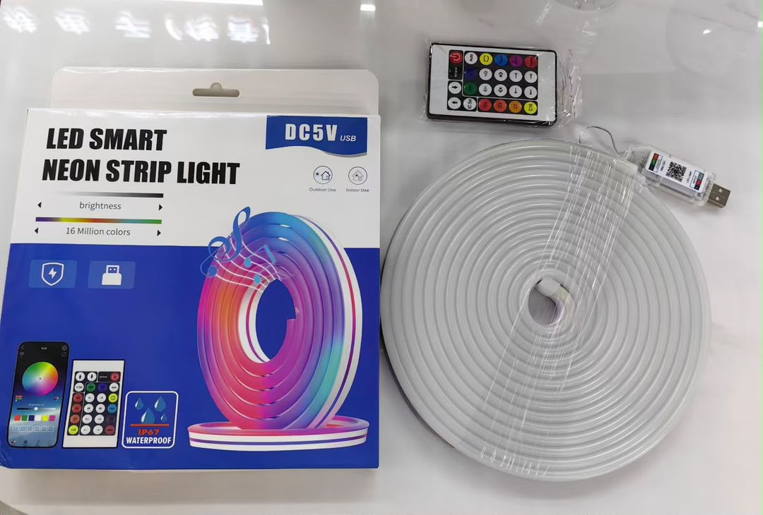 Ruban néon LED RGB installé pour une ambiance gaming et décorative dans une chambre